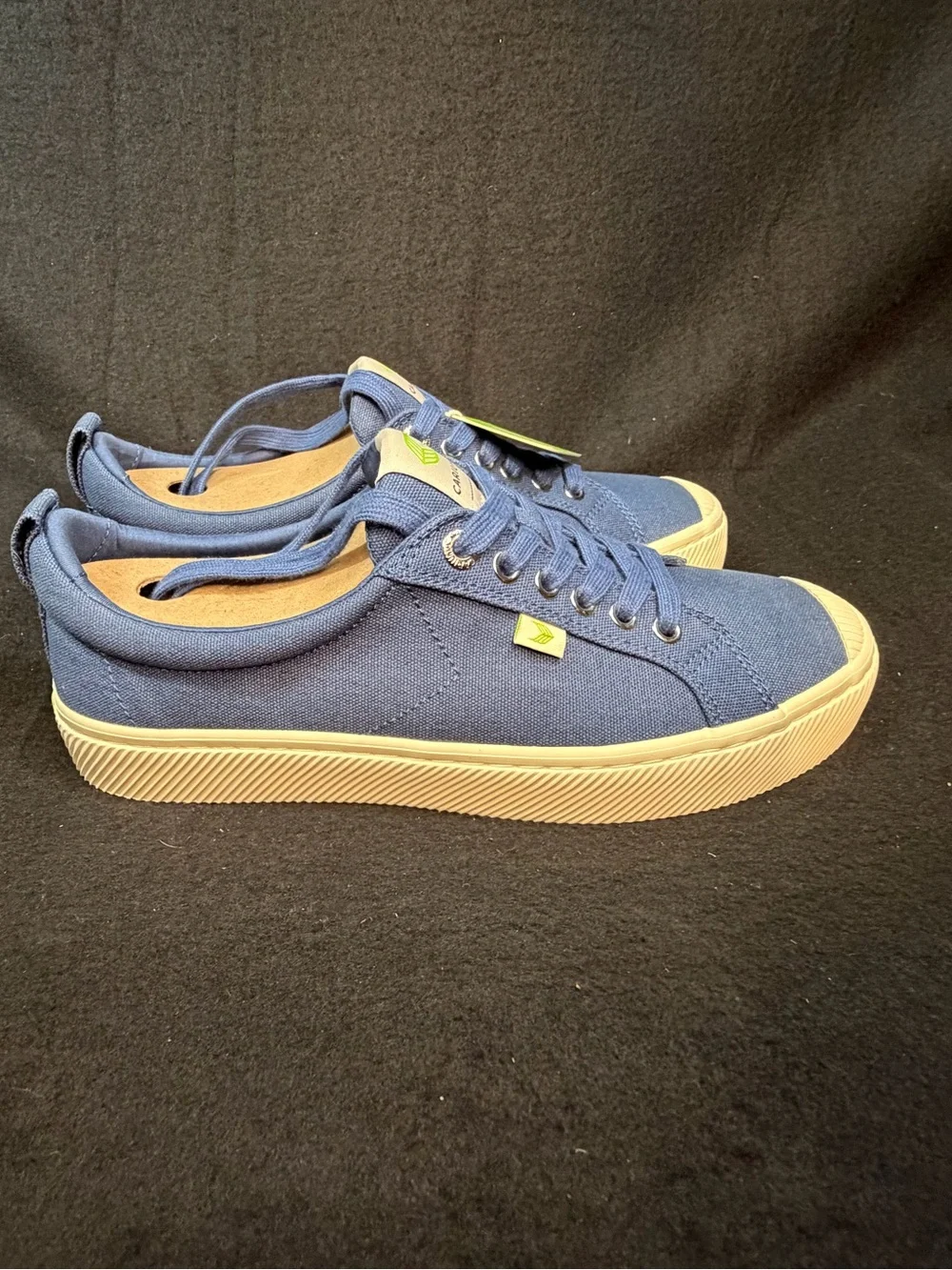 Cariuma Men’s Navy Blue Canvas Low-Top Sneakers men’s 9, ladies 10.5